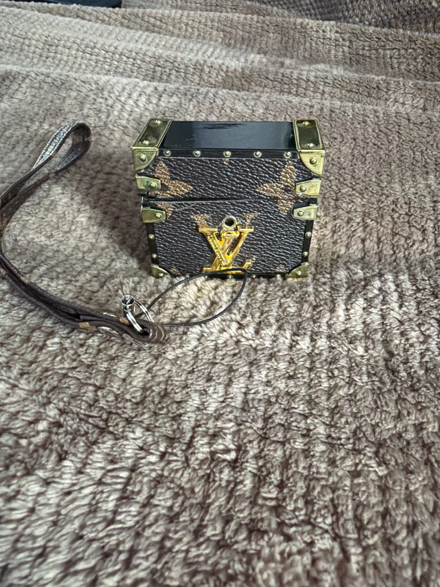 Lv AirPod trunk case
