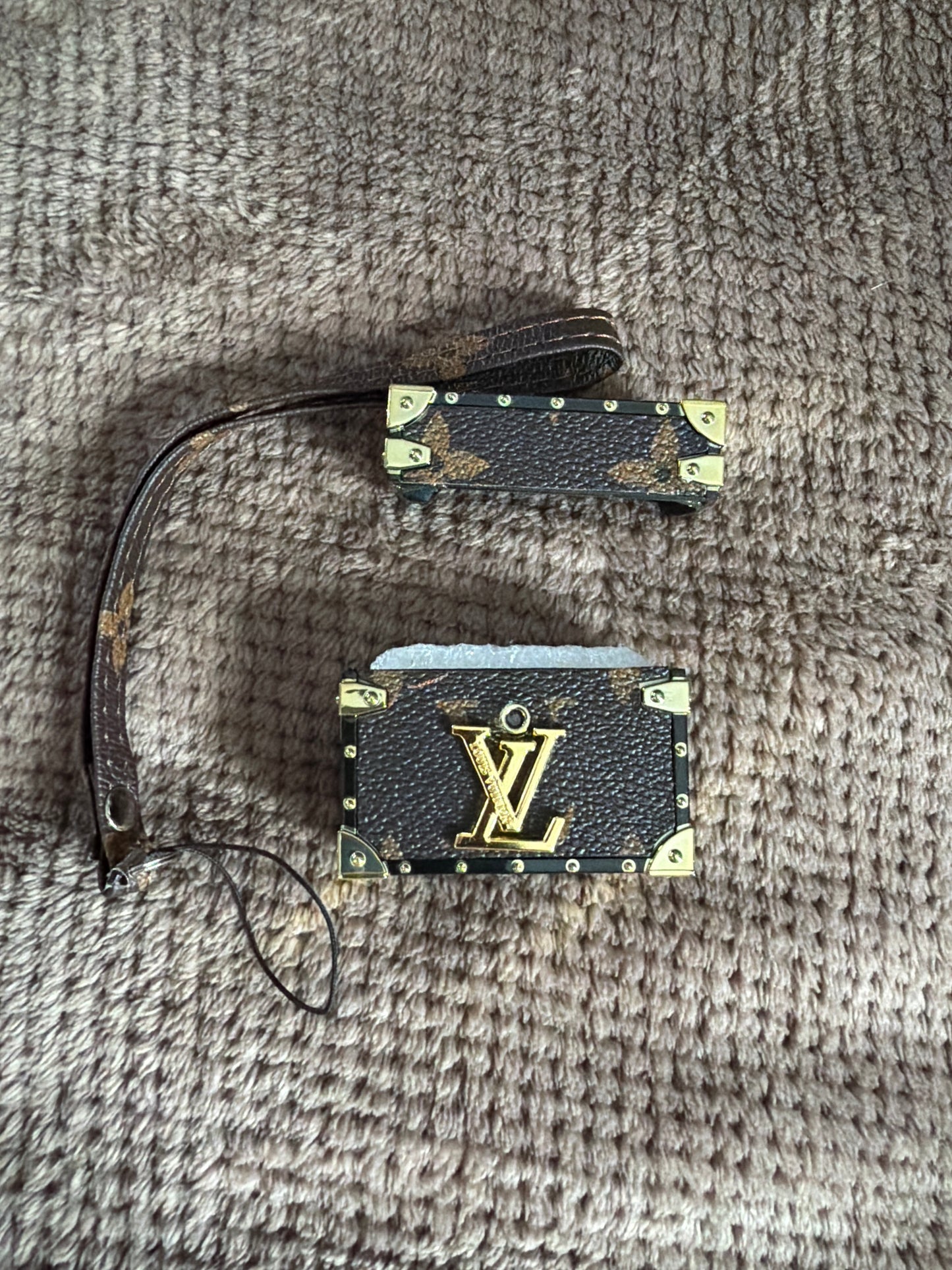 Lv AirPod trunk case