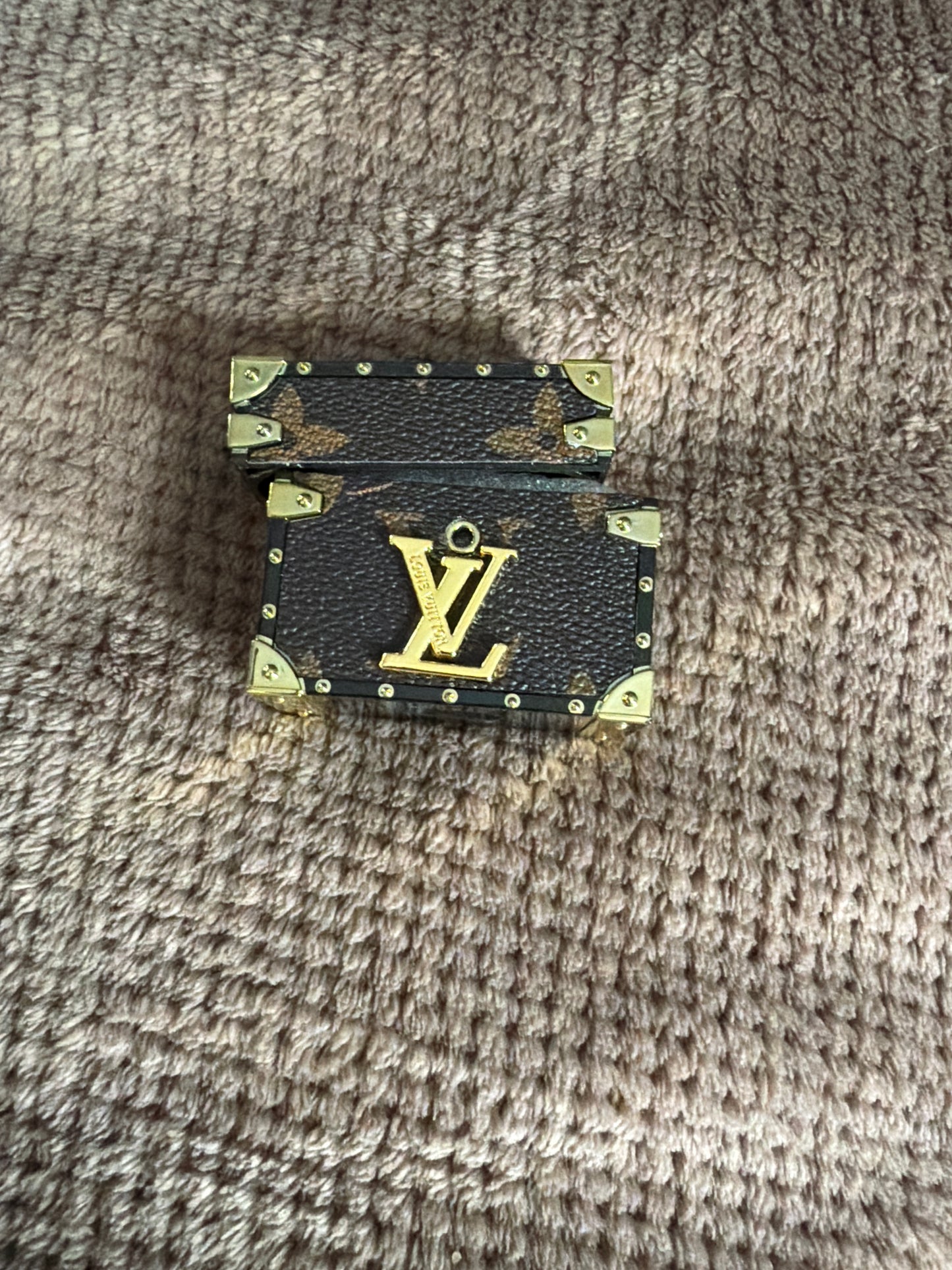Lv AirPod trunk case