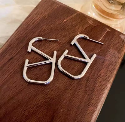 V stud earrings