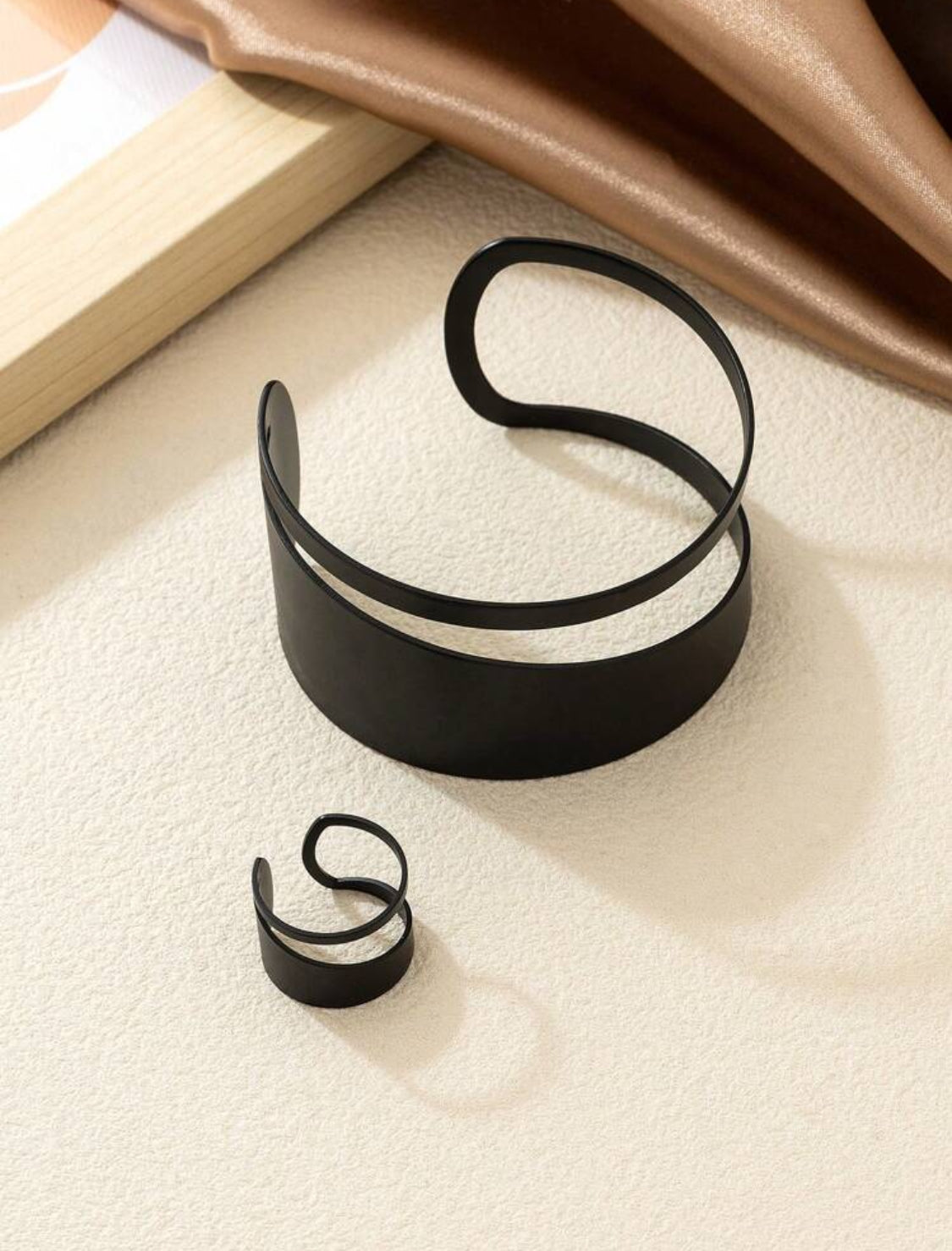 Black metal bracket and ring